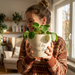 Personalisierter Blumentopf mit Gravur — Geschenk für Beamte zur Pensionierung — im Wohnambiente