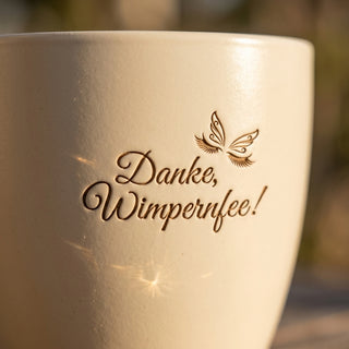 Persönliches Geschenk für Wimpernstylistin – Blumentopf mit Gravur: Danke, Wimpernfee! — Detailaufnahme