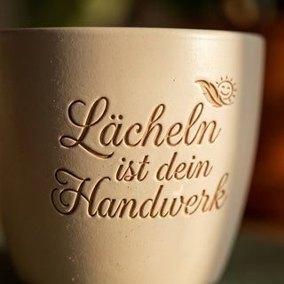Personalisierter Blumentopf mit Gravur — Geschenk Zahntechniker Abschied — Detailaufnahme