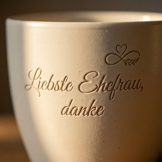 Personalisierter Blumentopf mit Gravur — Geschenk Ehefrau zum Jahrestag — Detailaufnahme