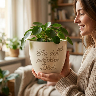 Personalisierter Blumentopf mit Gravur — Geschenk Wimpernstylistin Abschied — im Wohnambiente