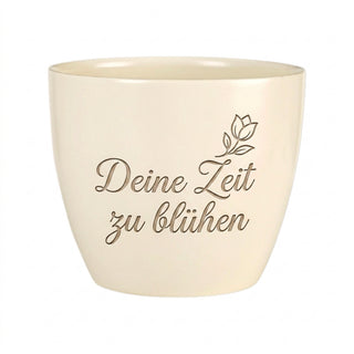 Personalisierter Blumentopf mit Gravur — Geschenk Berufsanfänger Karrierestart — Detailansicht der Lasergravur