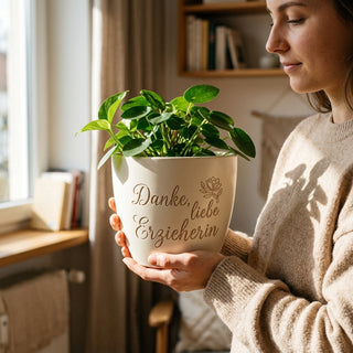 Personalisierter Blumentopf mit Gravur — Einschulungsgeschenk für die Erzieherin — im Wohnambiente