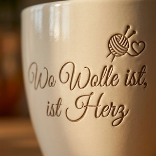 Blumentopf mit Gravur — Geschenk Strickerin »Wo Wolle ist, ist Herz« — Detailaufnahme