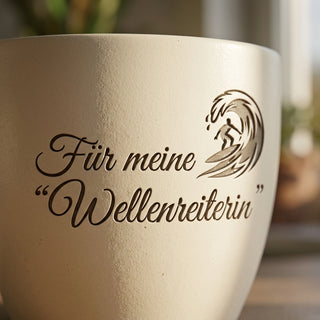 Blumentopf mit Lasergravur — Geschenk Surferin „Für meine Wellenreiterin“ — Detailaufnahme