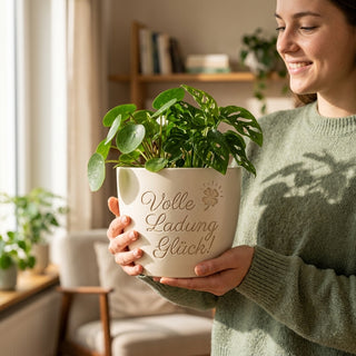 Personalisierter Blumentopf mit Gravur — Geschenk Gabelstaplerfahrer — im Wohnambiente