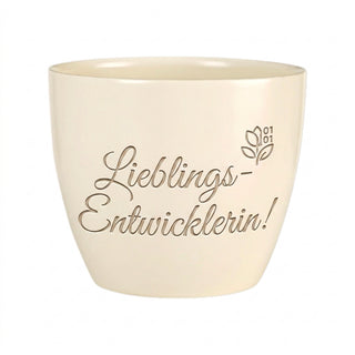 Personalisierter Blumentopf mit Gravur — Geschenk Entwicklerin Abschied — Detailansicht der Lasergravur