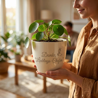 Personalisierter Blumentopf mit Gravur — Danke-Geschenk Store Manager Chefin — im Wohnambiente