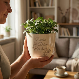Personalisierter Blumentopf mit Gravur — Geschenk Vermögensberater Dankeschön — im Wohnambiente