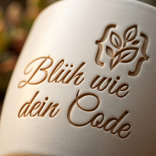 Personalisierter Blumentopf — Geschenk Webentwickler „Blüh wie dein Code“ — Detailaufnahme