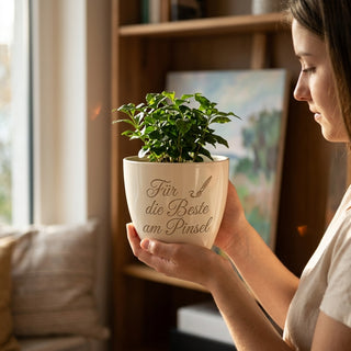 Personalisierter Blumentopf „Für die Beste am Pinsel“ — Geschenk Visagistin — im Wohnambiente