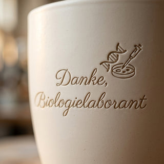 Personalisierter Blumentopf mit Gravur — Danke Geschenk Biologielaborant — Detailaufnahme