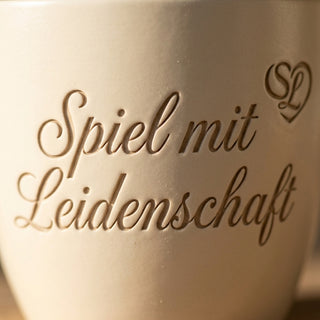 Personalisierter Blumentopf mit Gravur — Geschenk Fußballerin zum Abschied — Detailaufnahme