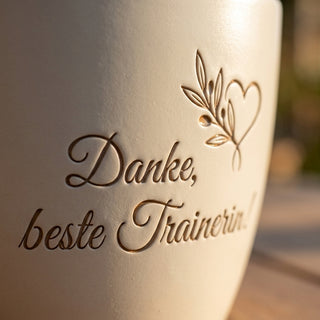 Personalisierter Blumentopf mit Gravur — Geschenk Fitnesstrainerin Dank — Detailaufnahme