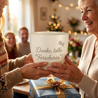 Personalisierter Blumentopf mit Gravur — Danke Geschenk für Forscherinnen — als persoenliche Geschenk-Uebergabe