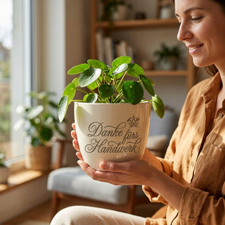 Personalisierter Blumentopf mit Gravur — Geschenk Metzgerin Abschied — im Wohnambiente
