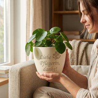 Personalisierter Blumentopf mit Gravur — Geschenk Pflegerin Dankeschön — im Wohnambiente