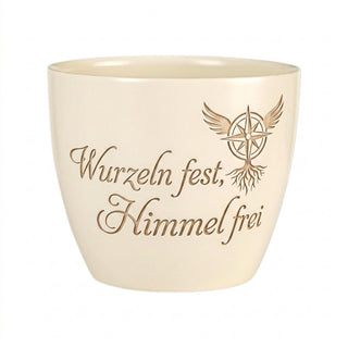 Blumentopf mit Gravur "Wurzeln fest, Himmel frei" — Geschenk Pilotin — Detailansicht der Lasergravur
