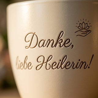 Personalisierter Blumentopf mit Gravur — Geschenk Heilerin Danke — Detailaufnahme