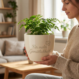 Personalisierter Blumentopf mit Gravur — Geschenk für Polsterer & Raumgestalter — im Wohnambiente