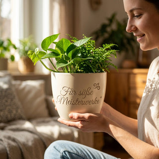 Blumentopf mit Lasergravur 'Für süße Meisterwerke' — Geschenk Patissier — im Wohnambiente