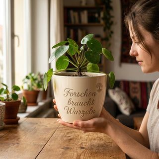 Personalisierter Blumentopf mit Gravur — Geschenk für Laborleiterin — im Wohnambiente