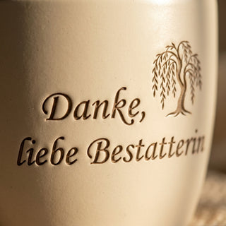 Personalisierter Blumentopf mit Gravur — Geschenk Bestatterin Abschied — Detailaufnahme