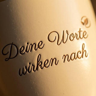 Personalisierter Blumentopf mit Gravur — Geschenk für freie Rednerin — Detailaufnahme
