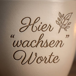 Personalisierter Blumentopf „Hier wachsen Worte“ — Geschenk Werbetexter — Detailaufnahme