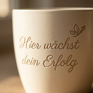 Personalisierter Blumentopf mit Gravur — Geschenk Projektmanagerin Beförderung — Detailaufnahme