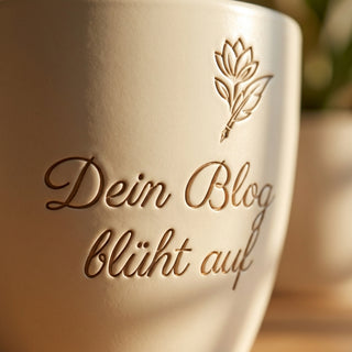 Personalisierter Blumentopf mit Gravur — Geschenk für Bloggerin & Content Creator — Detailaufnahme