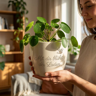 Personalisierter Blumentopf mit Gravur — Geschenk Store Manager Abschied — im Wohnambiente