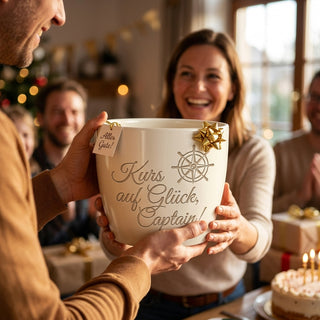 Personalisierter Blumentopf mit Gravur — Geschenk Flugkapitän — als persoenliche Geschenk-Uebergabe
