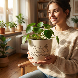 Personalisierter Blumentopf mit Gravur — Danke Geschenk Disponentin — im Wohnambiente