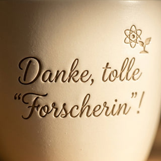 Personalisierter Blumentopf mit Gravur — Danke Geschenk für Forscherinnen — Detailaufnahme