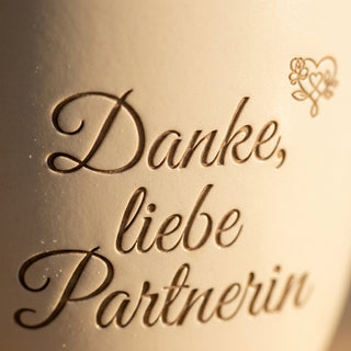 Personalisierter Blumentopf mit Gravur — Geschenk Geschäftspartnerin Dankeschön — Detailaufnahme