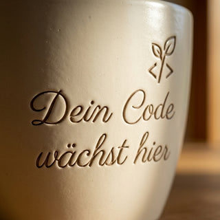 Individuell gravierter Blumentopf als Geschenk für Fachinformatiker – Dein Code wächst hier — Detailaufnahme
