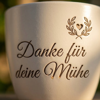 Personalisierter Blumentopf mit Gravur — Geschenk Raumpfleger Dankeschön — Detailaufnahme