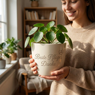 Personalisierter Blumentopf mit Gravur — Geschenk für Pflegekraft — im Wohnambiente