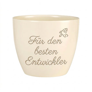 Personalisierter Blumentopf mit Gravur — Geschenk Fachinformatiker Abschied — Detailansicht der Lasergravur