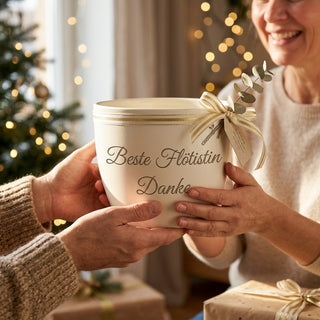 Personalisierter Blumentopf mit Gravur — Geschenk Flötistin Danke — als persoenliche Geschenk-Uebergabe