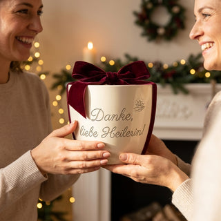 Personalisierter Blumentopf mit Gravur — Geschenk Heilerin Danke — als persoenliche Geschenk-Uebergabe