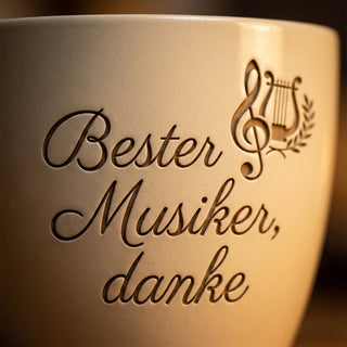 Personalisierter Blumentopf mit Gravur — Geschenk für Hobbymusiker — Detailaufnahme