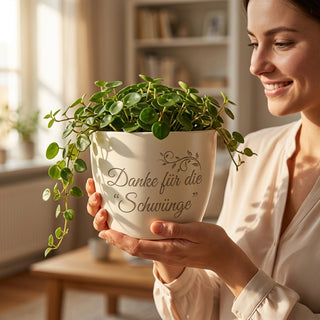 Personalisierter Blumentopf mit Gravur — Geschenk Ski Lehrer zum Saisonende — im Wohnambiente