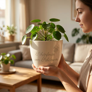 Personalisierter Blumentopf mit Gravur — Geschenk für Modedesigner & Modeschöpfer — im Wohnambiente