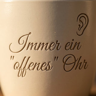 Personalisierter Blumentopf mit Gravur — Geschenk Telefonist Abschied — Detailaufnahme