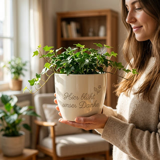 Personalisierter Blumentopf mit Gravur — Geschenk Rektor Abschied — im Wohnambiente