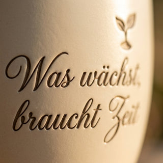 Personalisierter Blumentopf mit Gravur — Geschenk für Psychologen zur Praxiseröffnung — Detailaufnahme