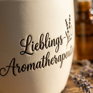Personalisierter Blumentopf mit Gravur — Geschenk für Aromatherapeutin — nahaufnahme