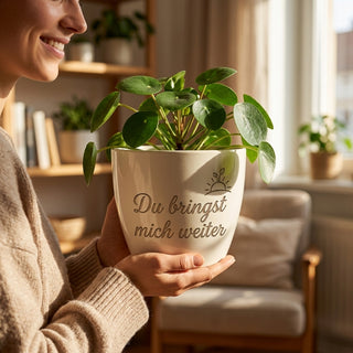 Personalisierter Blumentopf mit Gravur — Geschenk für Nachhilfelehrer zum Dankeschön — im Wohnambiente